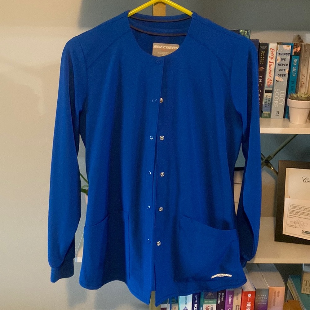 Sketchers scrub set (top pants jacket)